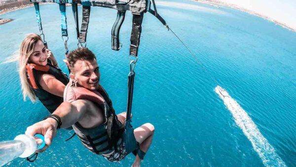 parasailing-Hurgada-izlet-letenje-padobranom-iznad-mora-Hurgada-padobran-crveno-more-ekskurzija-parasailing-Hurghada